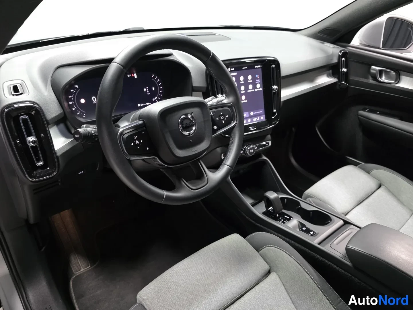 Grey Volvo XC40 2025, photo 9