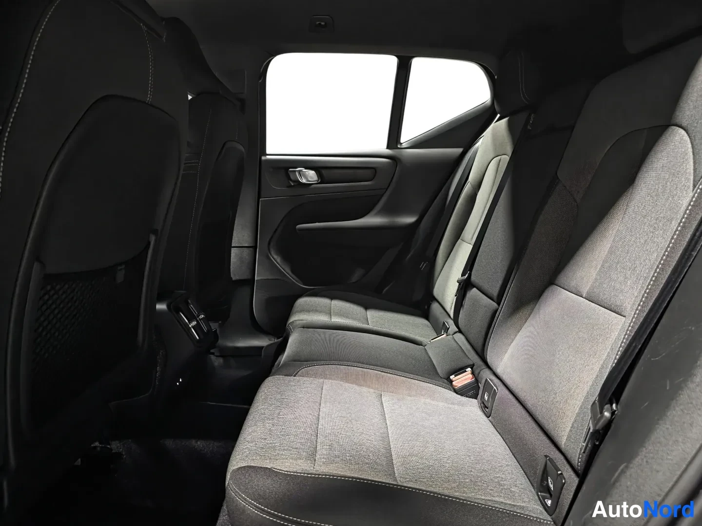 Grey Volvo XC40 2025, photo 10