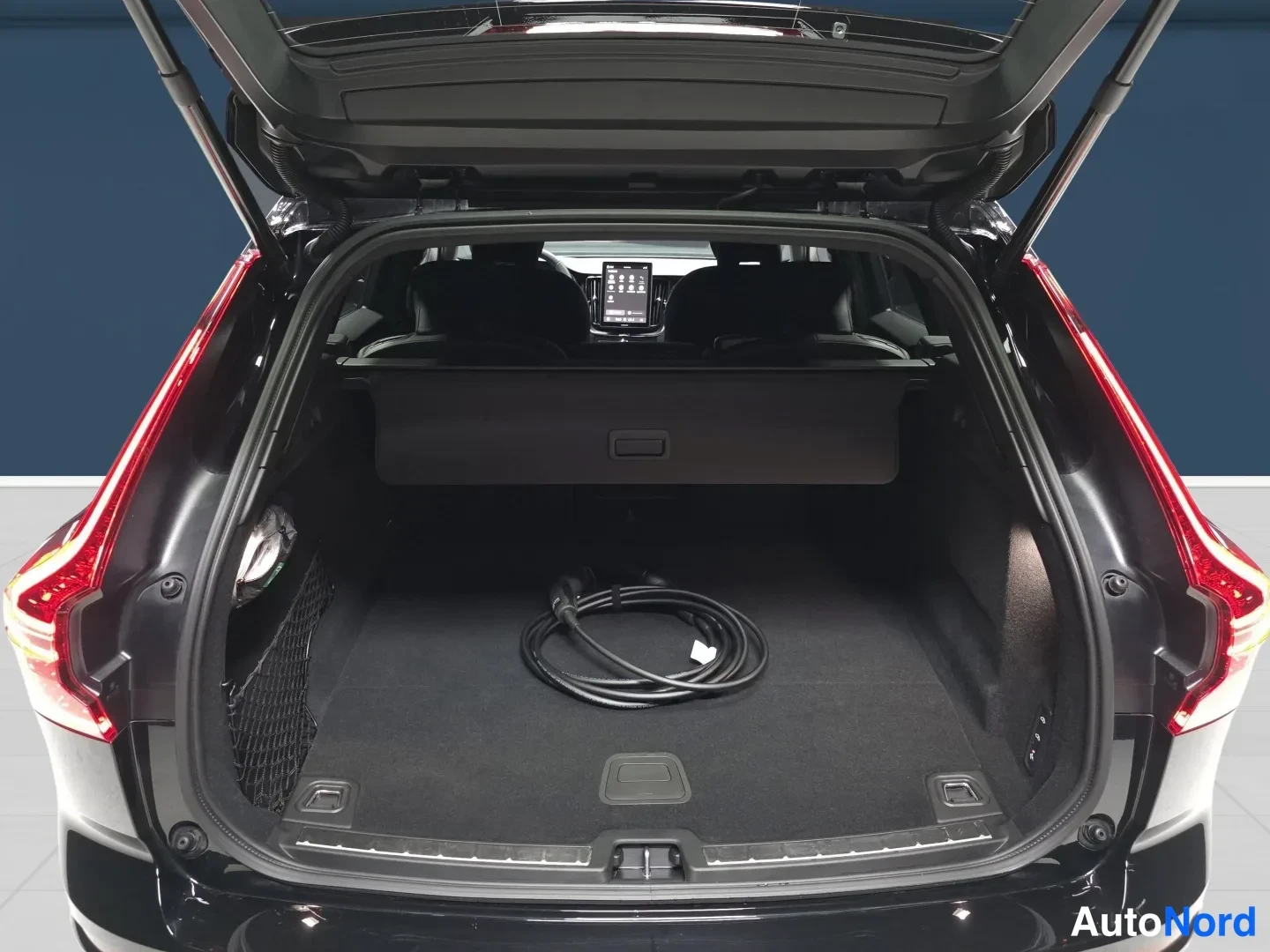 Svart Volvo XC60 2026, bakifrån, bild 7