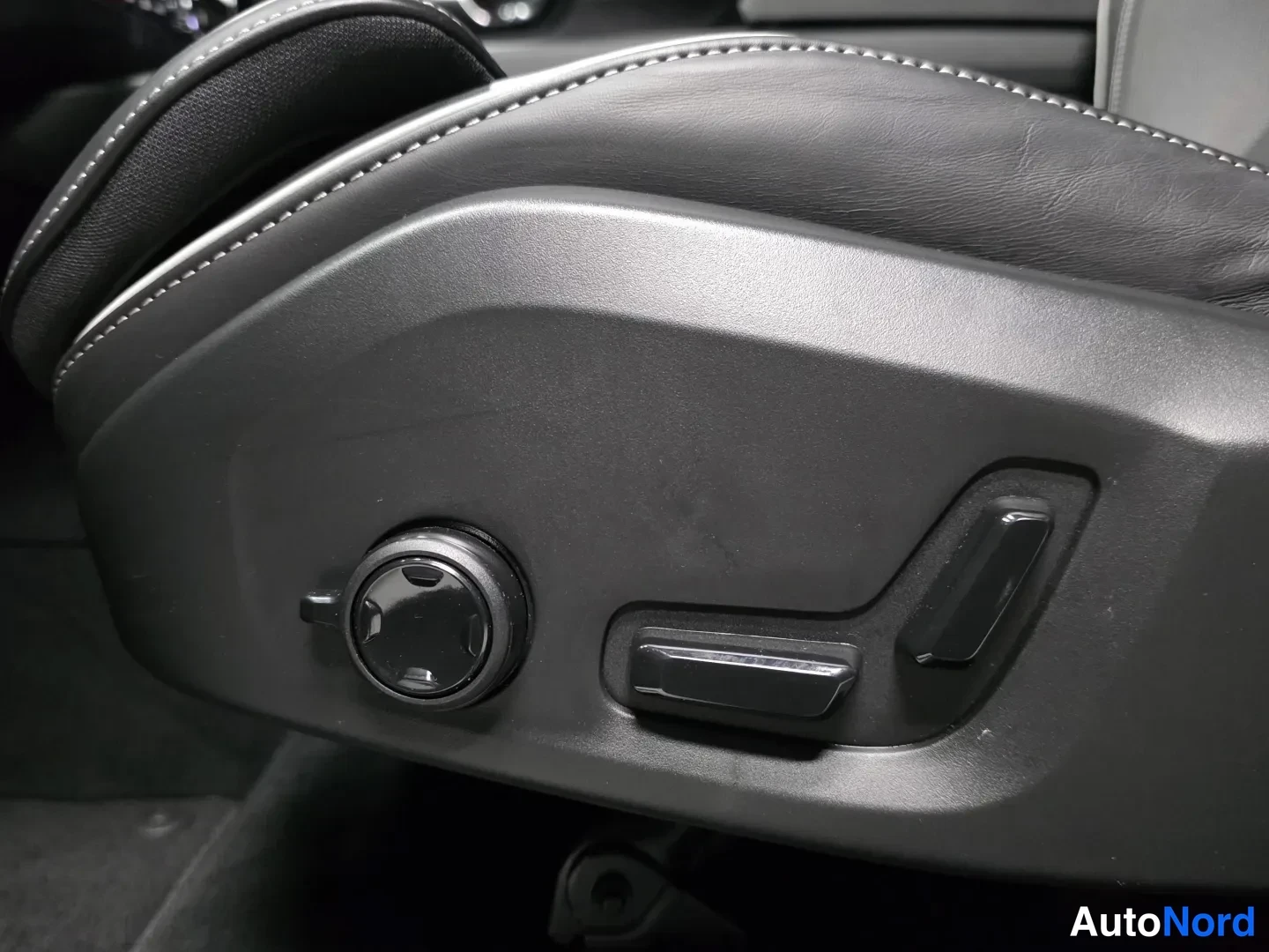 Svart Volvo XC60 2026, bild 17