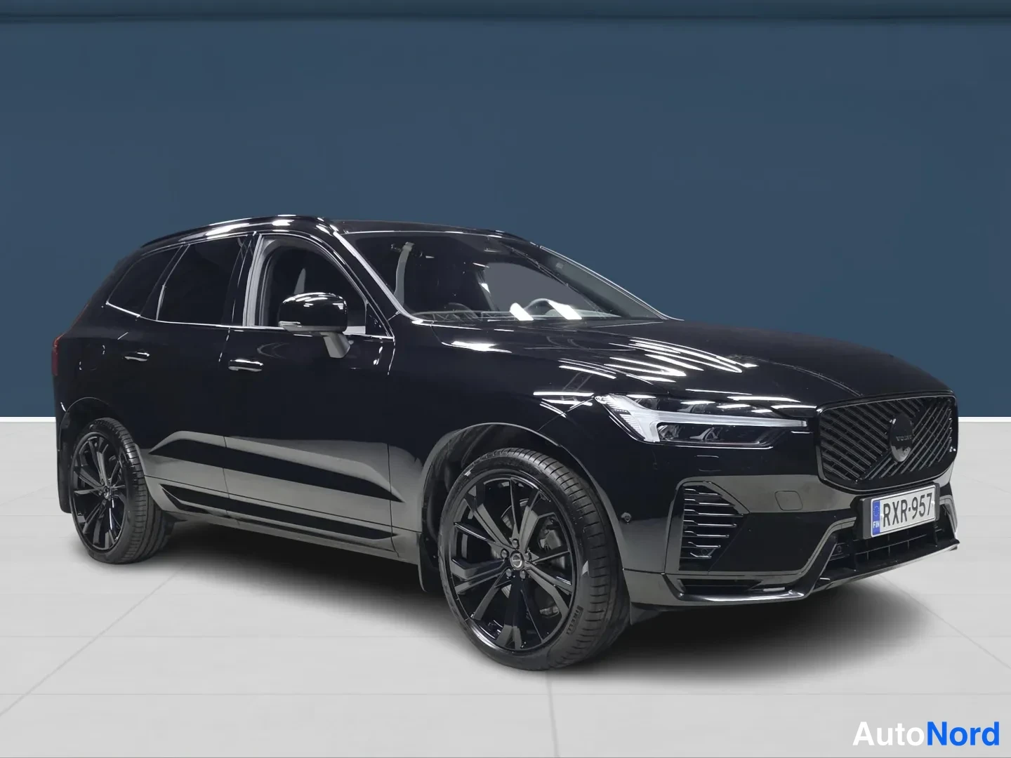 Svart Volvo XC60 2026, snett framifrån, fronten åt höger, bild 2