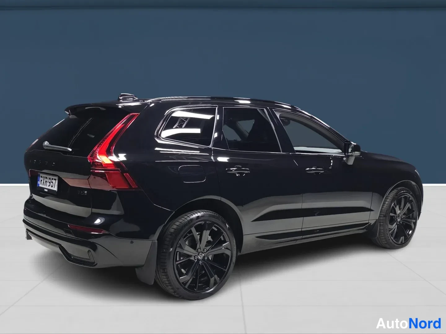 Svart Volvo XC60 2026, snett bakifrån, bild 4