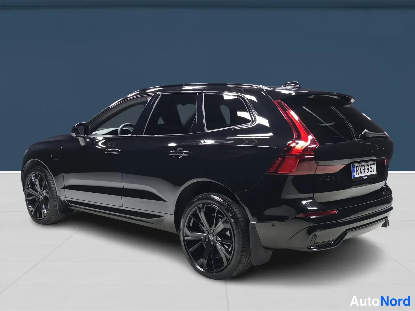 Svart Volvo XC60 2026, snett bakifrån, bild 5