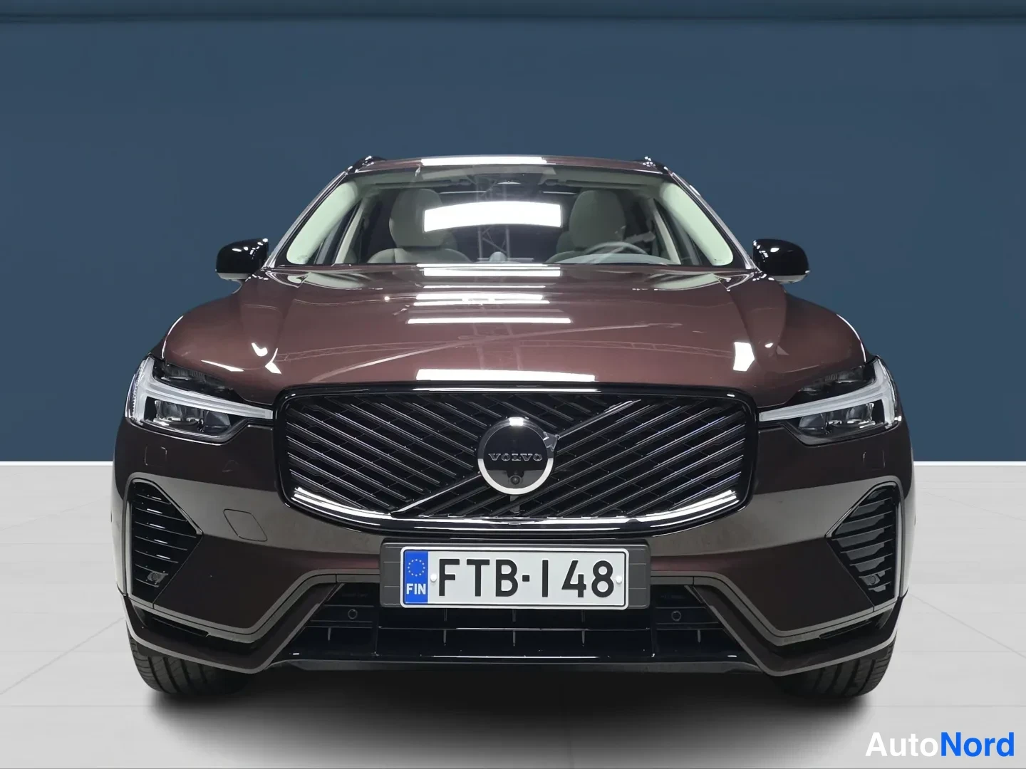 Ruskea Volvo XC60 2027, edestä, kuva 3