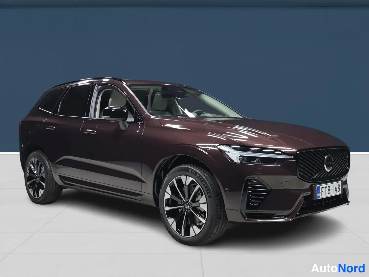 Ruskea Volvo XC60 2027, etuviisto, keula oikealle, kuva 2