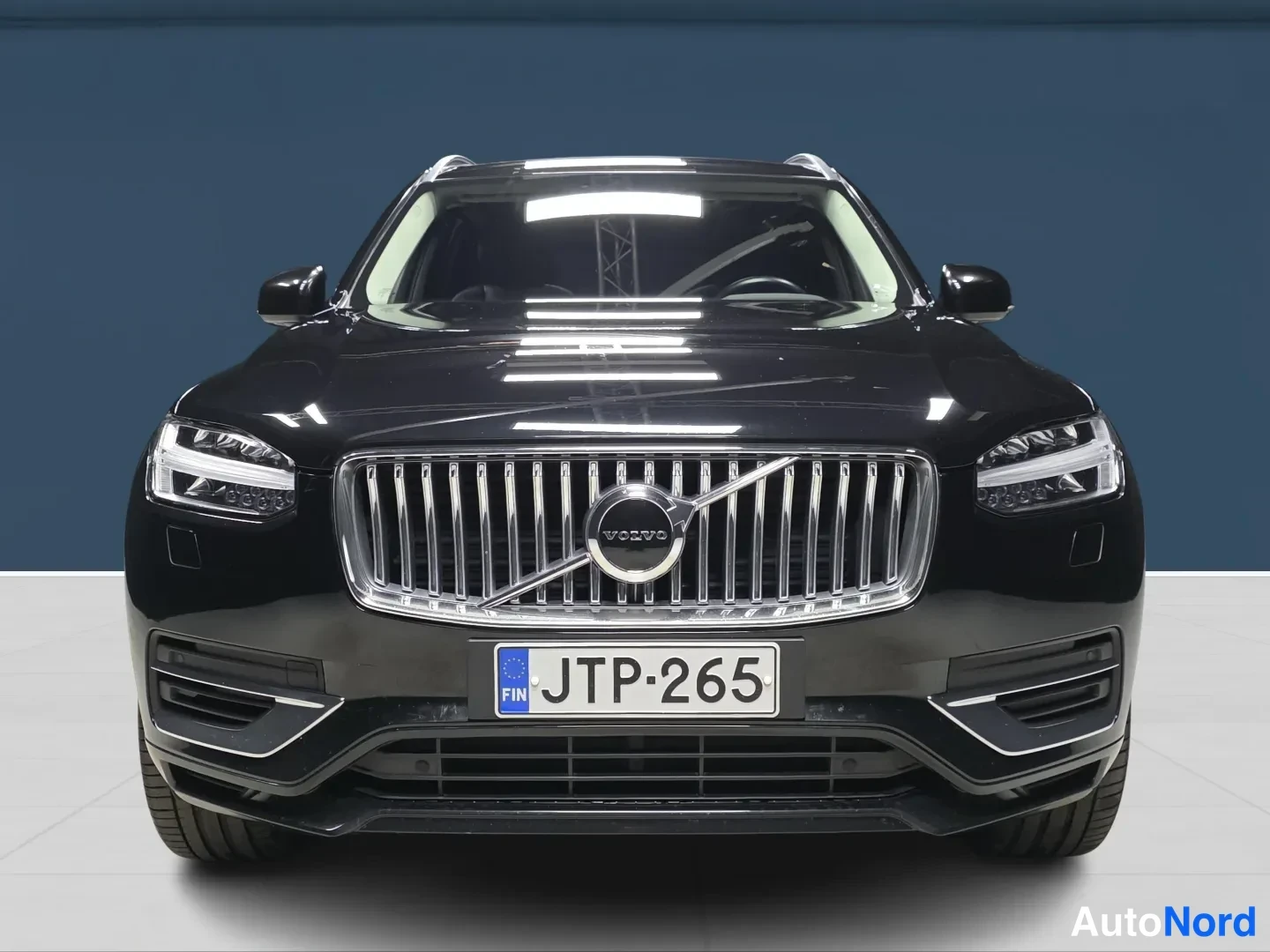 Musta Volvo XC90 2022, edestä, kuva 3