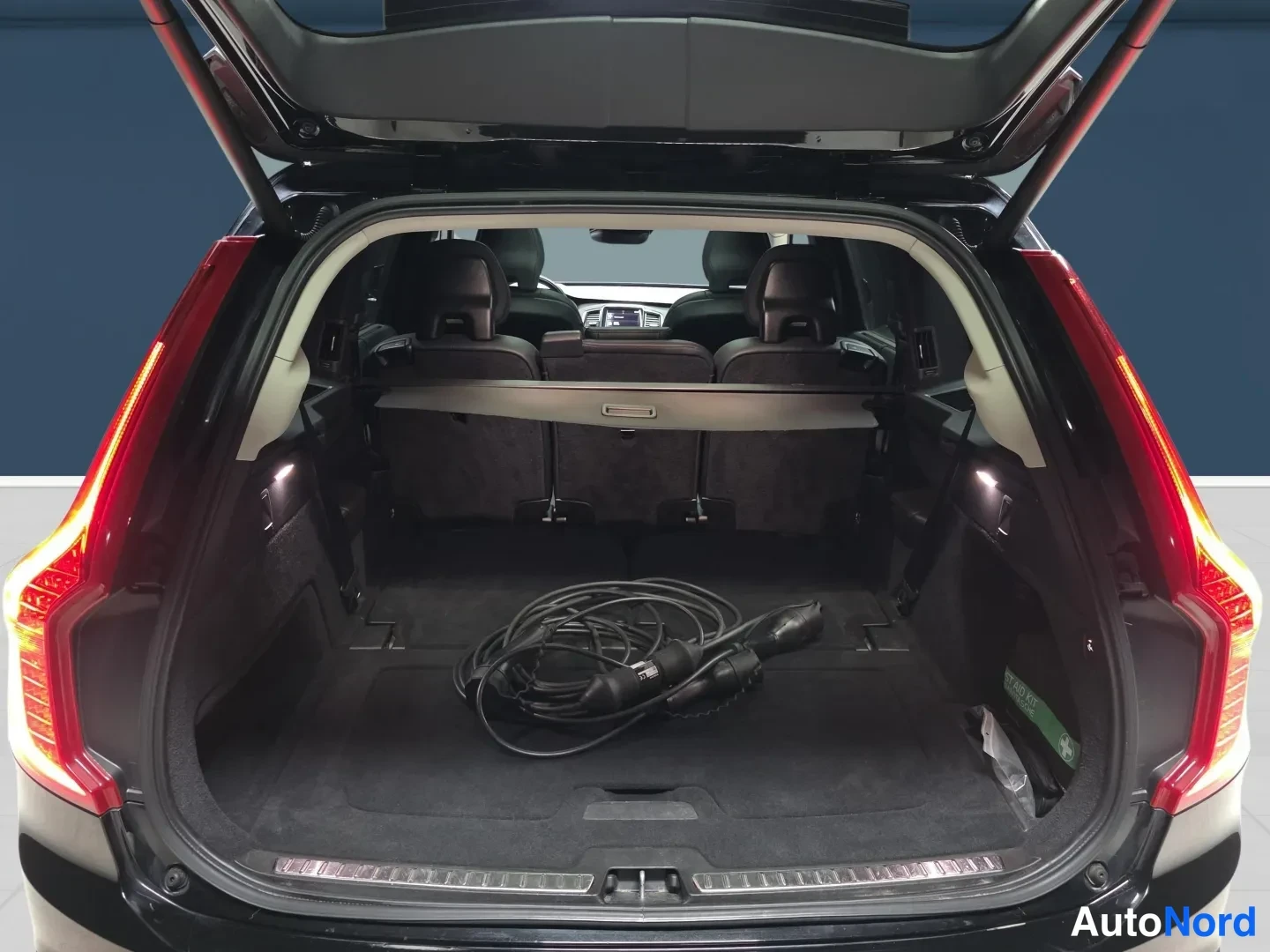 Musta Volvo XC90 2022, kuva 11