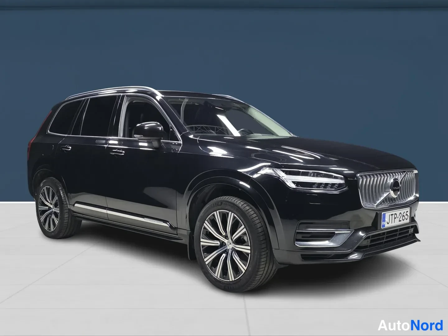 Musta Volvo XC90 2022, etuviisto, keula oikealle, kuva 2