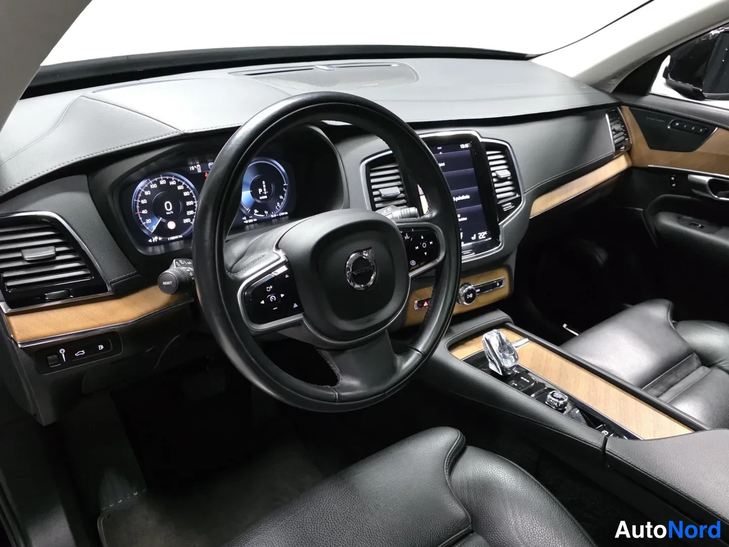 Musta Volvo XC90 2022, kuva 8