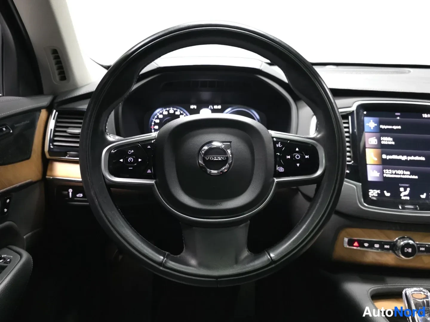 Musta Volvo XC90 2022, kuva 10