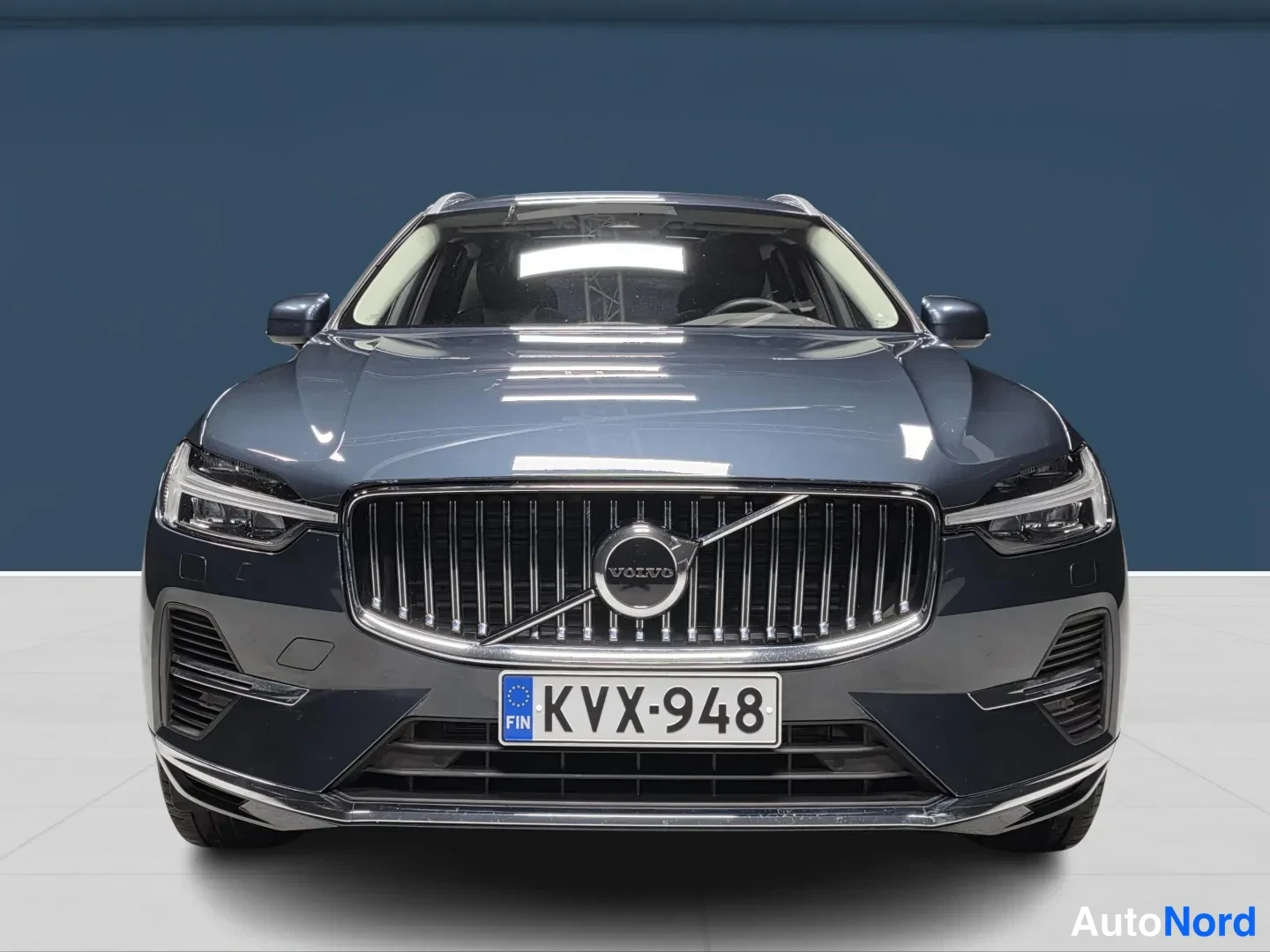 Sininen Volvo XC60 2025, edestä, kuva 3