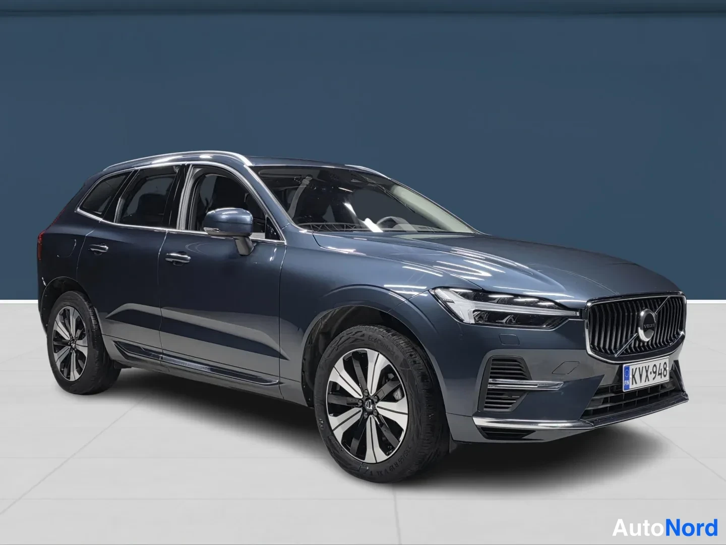 Sininen Volvo XC60 2025, etuviisto, keula oikealle, kuva 2