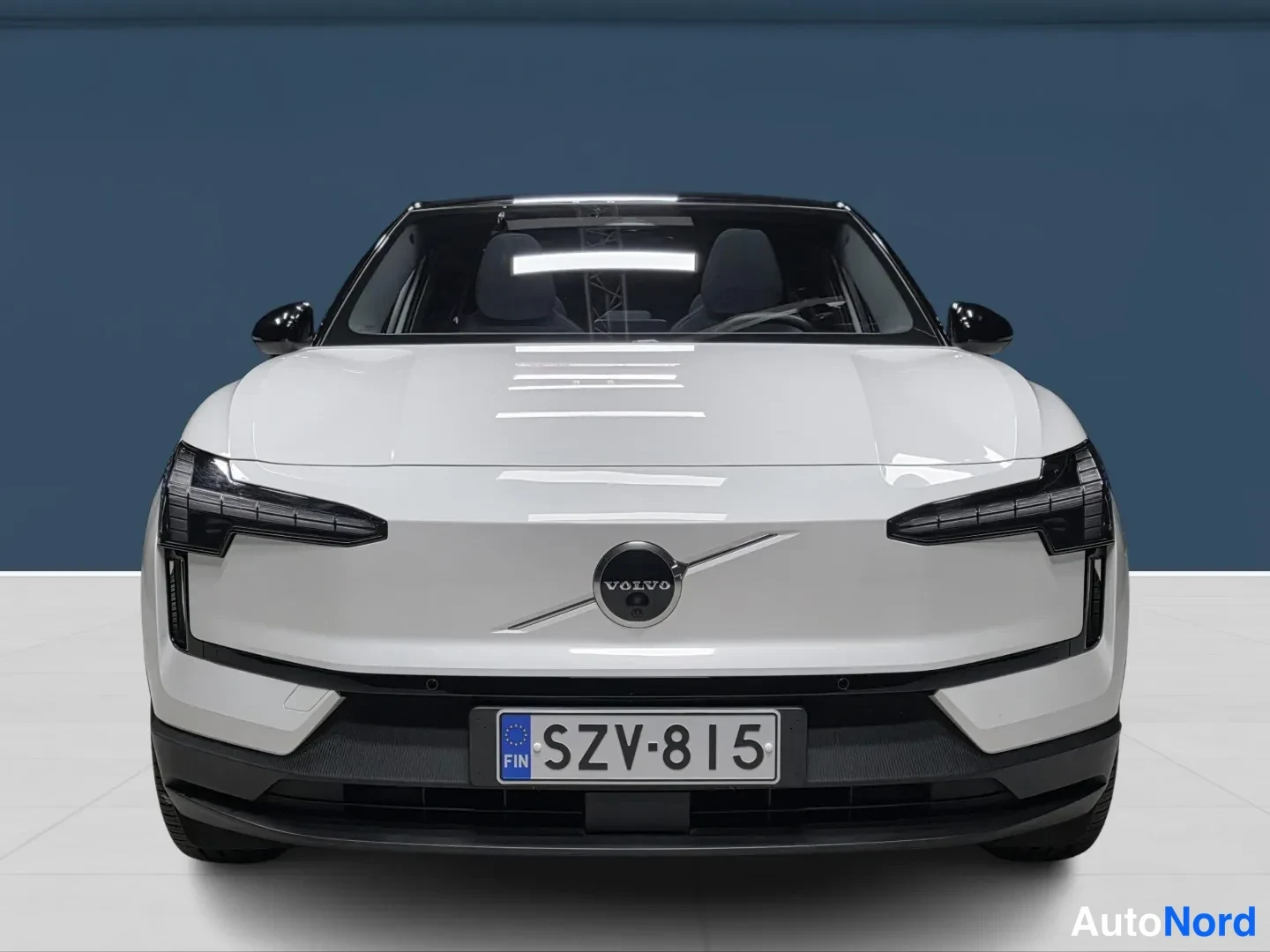 Valkoinen Volvo EX30 2025, edestä, kuva 3