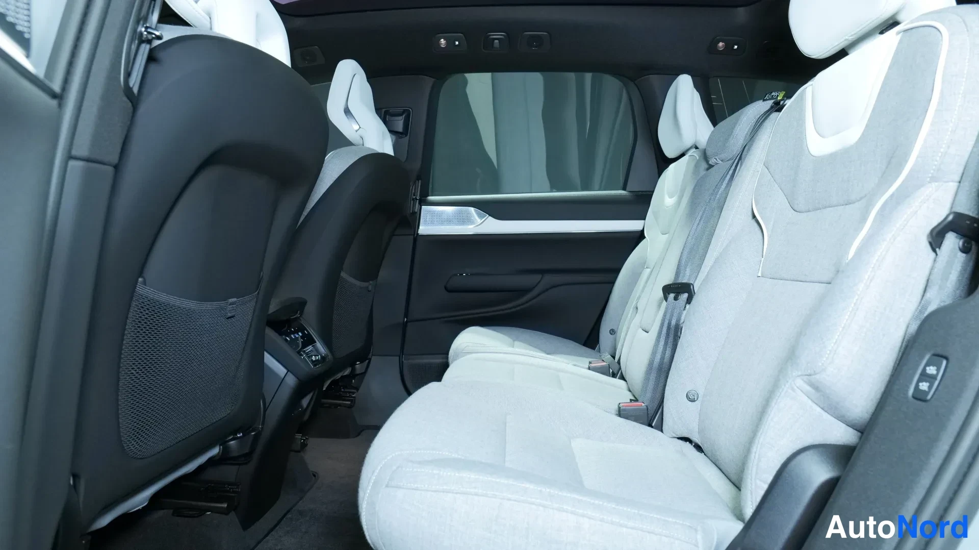 Grå Volvo EX90 2025, bild 16