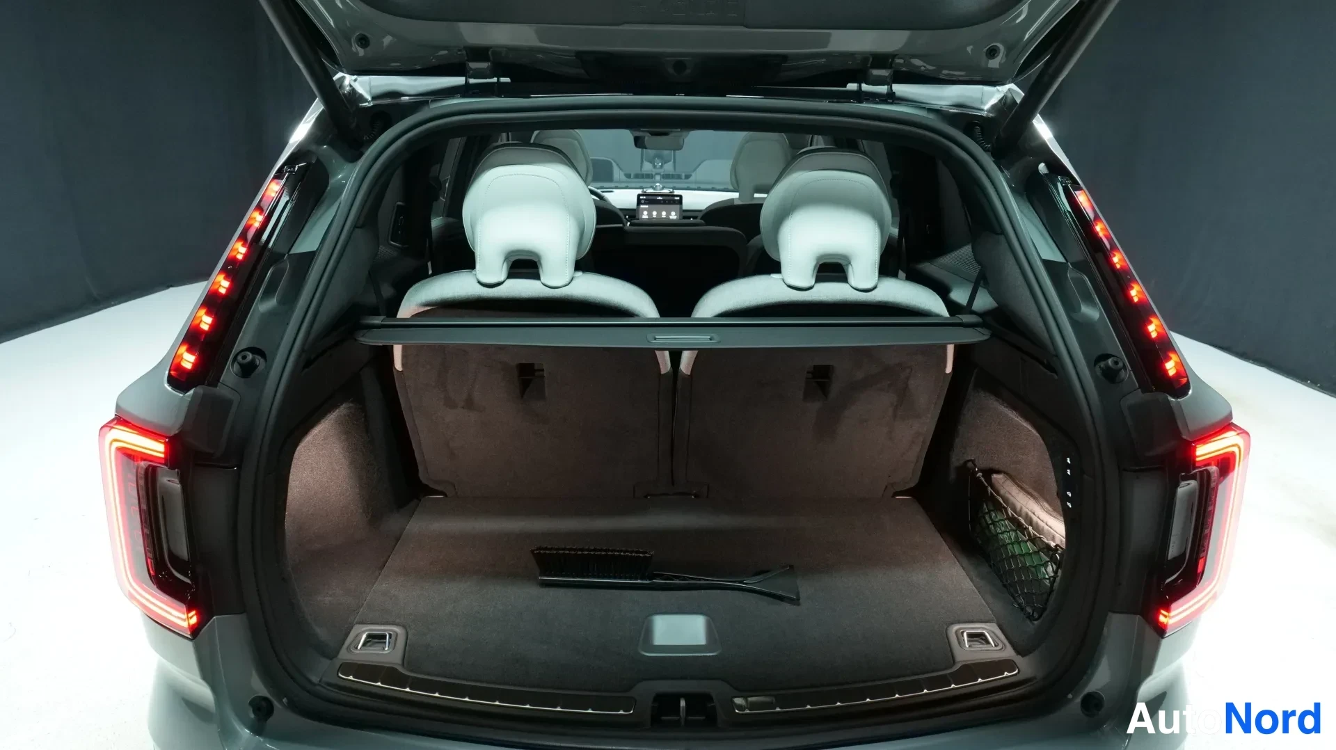 Grå Volvo EX90 2025, bakifrån, bild 5