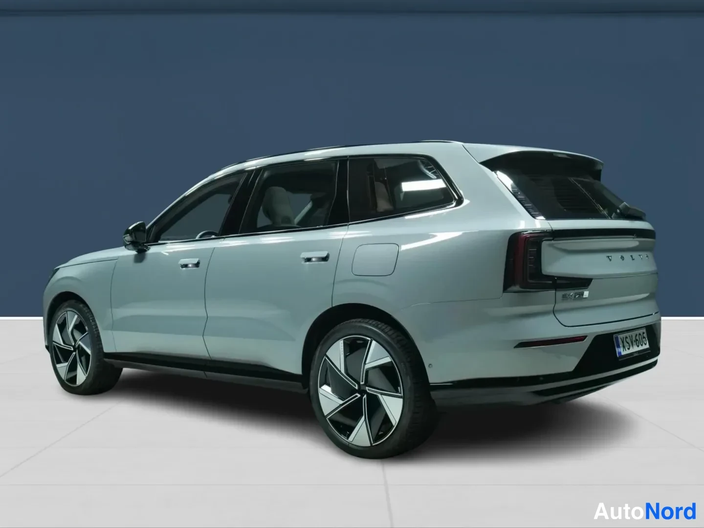 Grå Volvo EX90 2025, snett bakifrån, bild 4