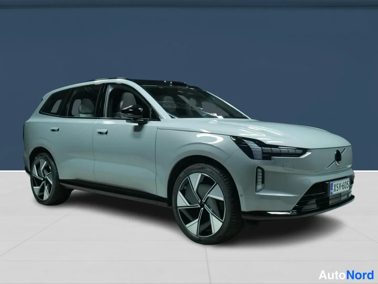 Grå Volvo EX90 2025, snett framifrån, fronten åt höger, bild 3