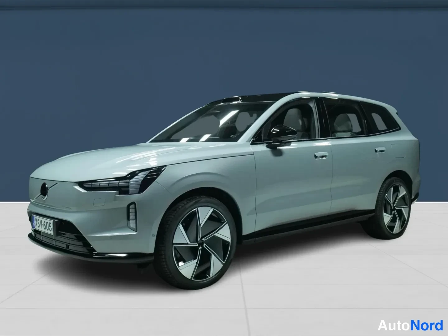 Grå Volvo EX90 2025, snett framifrån, fronten åt vänster, bild 2