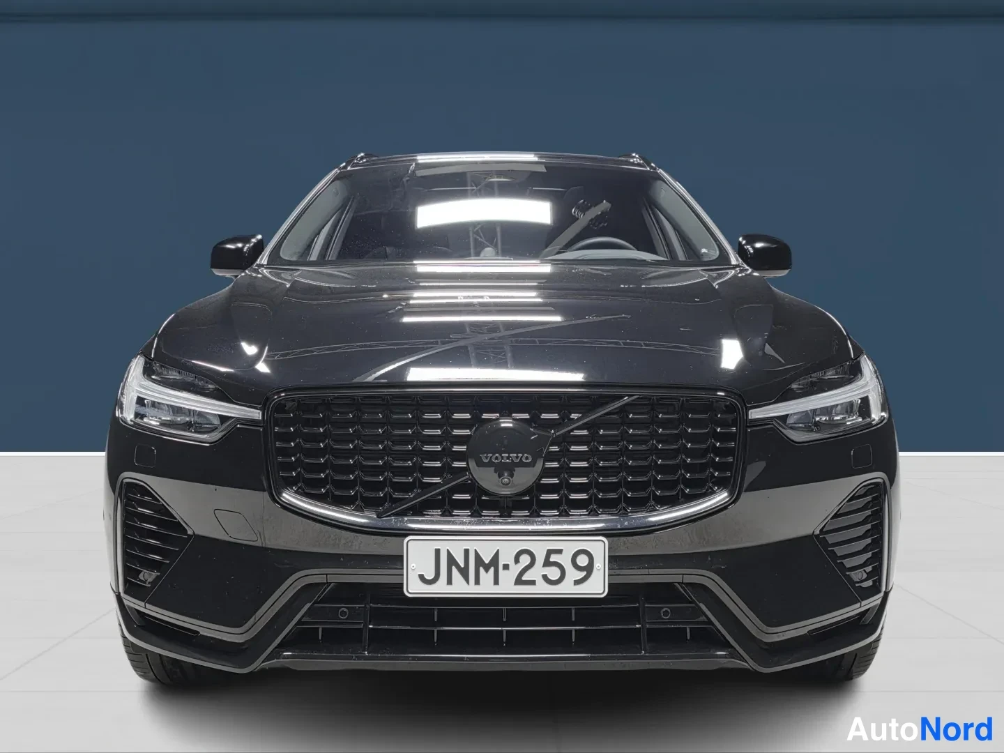 Musta Volvo XC60 2025, edestä, kuva 3