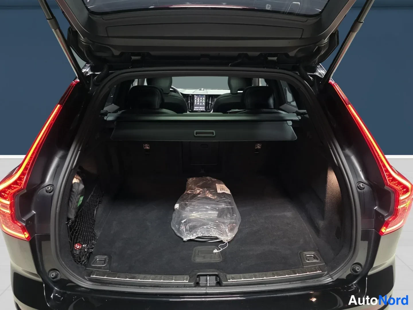 Musta Volvo XC60 2025, takaa, kuva 7
