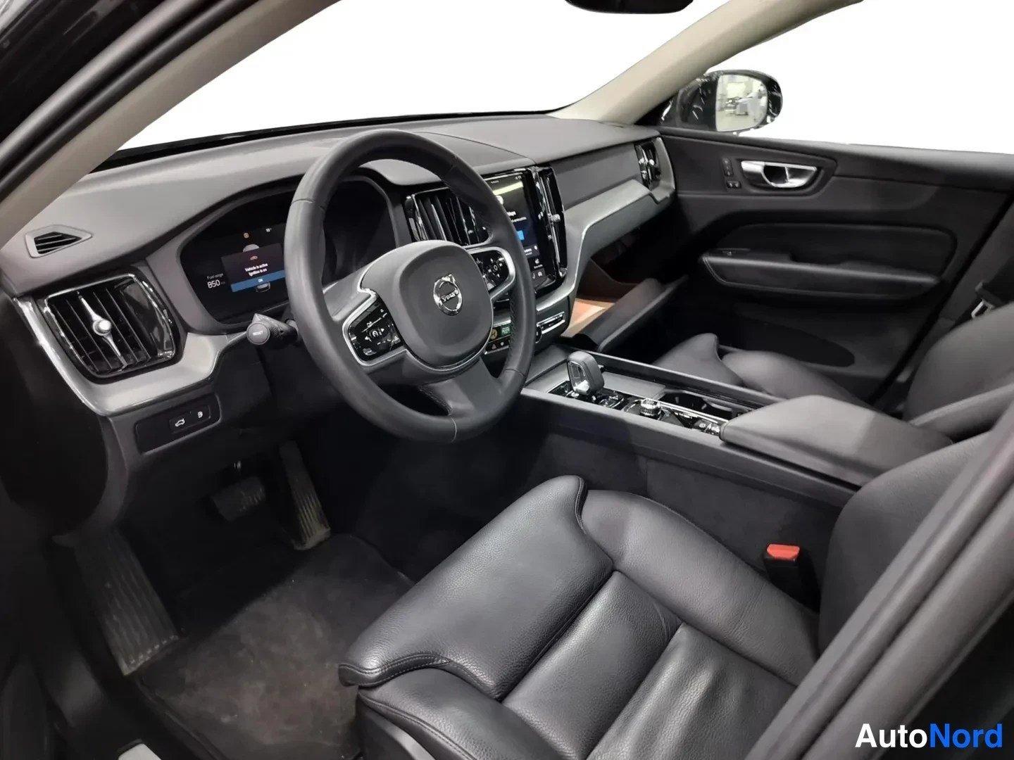 Musta Volvo XC60 2025, kuva 7