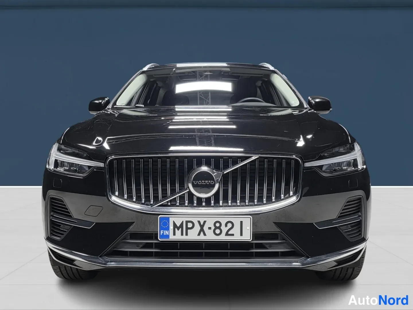 Musta Volvo XC60 2025, edestä, kuva 3