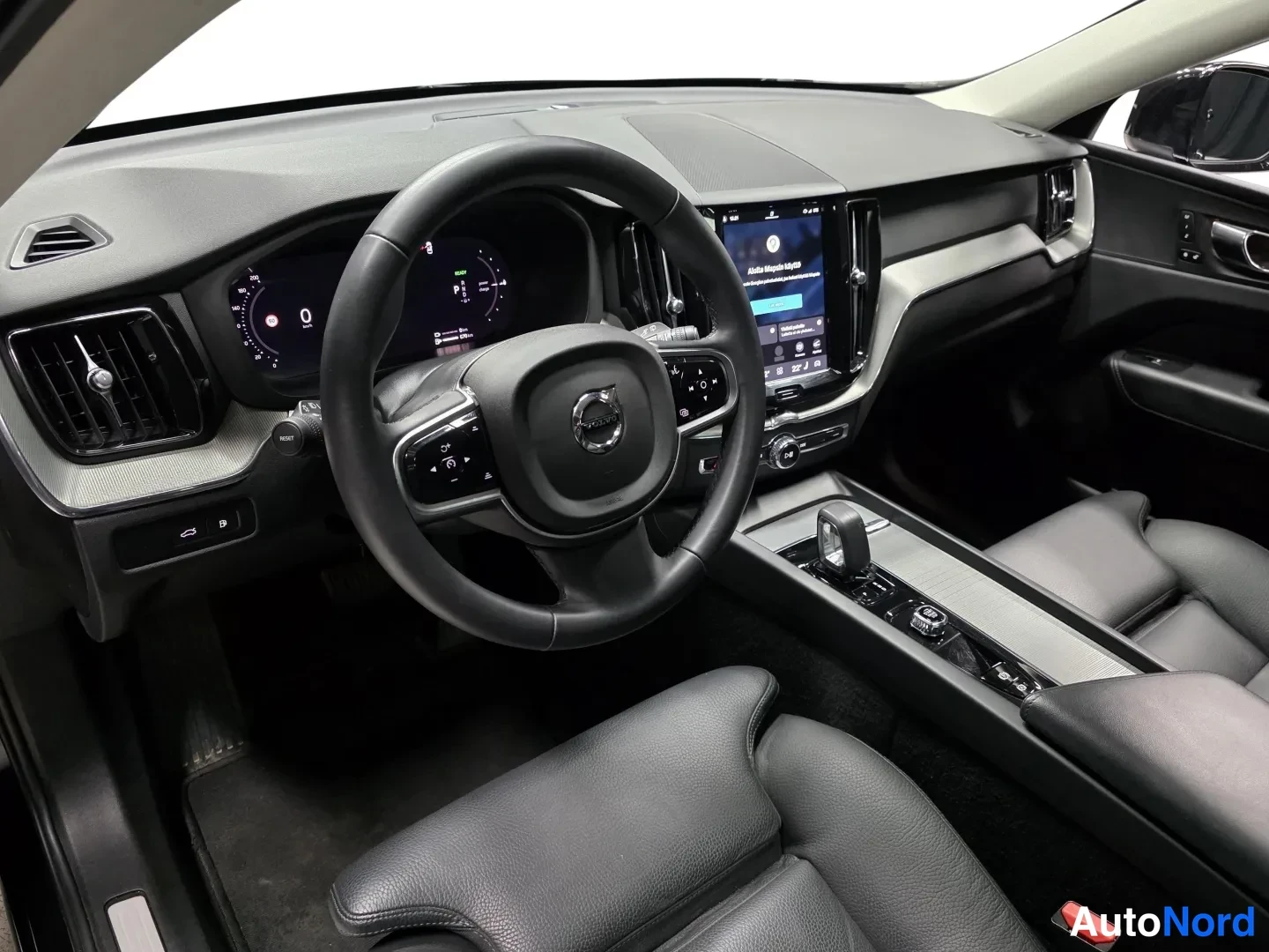 Musta Volvo XC60 2025, ohjaamo, kuva 8