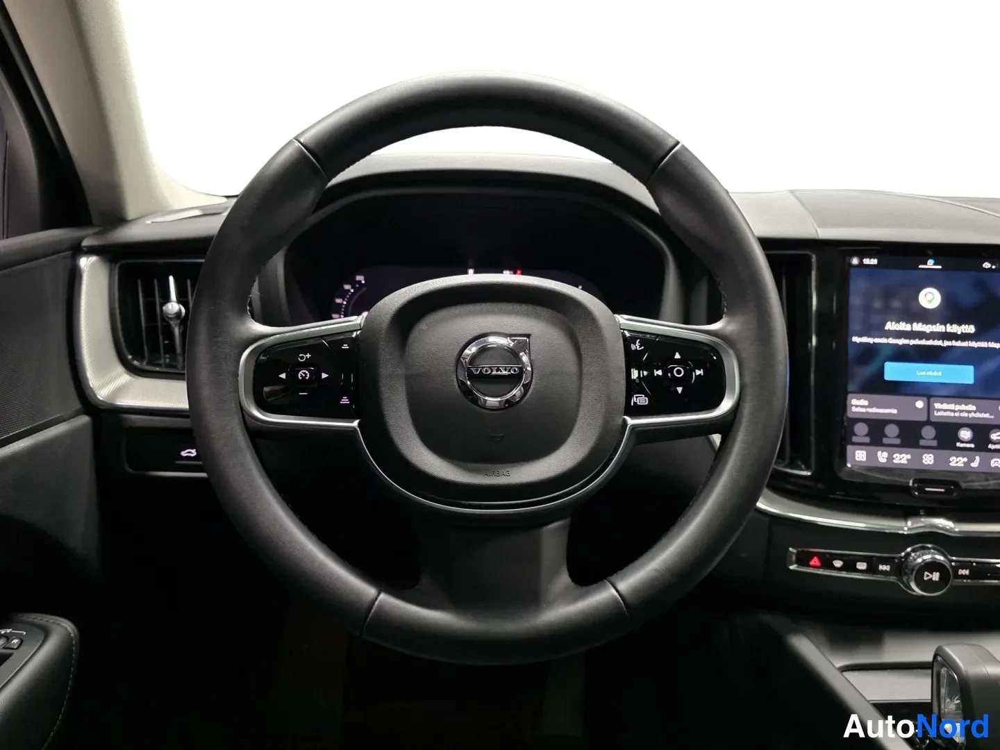 Musta Volvo XC60 2025, ohjaamo, kuva 9