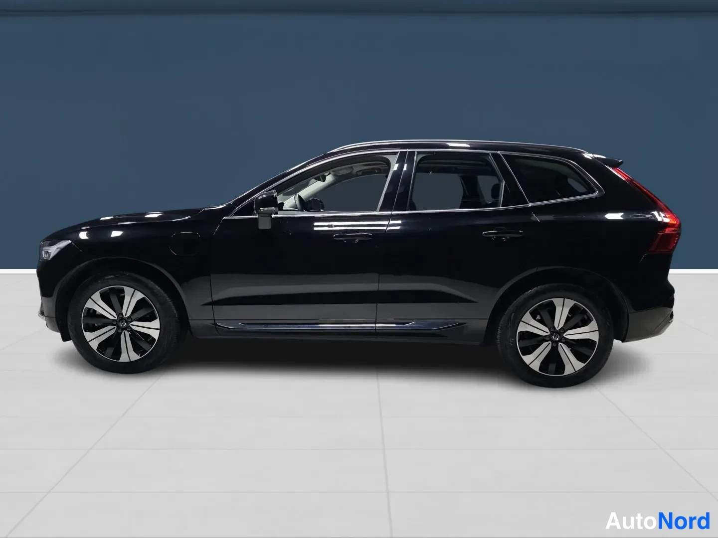 Musta Volvo XC60 2025, sivulta, kuva 4