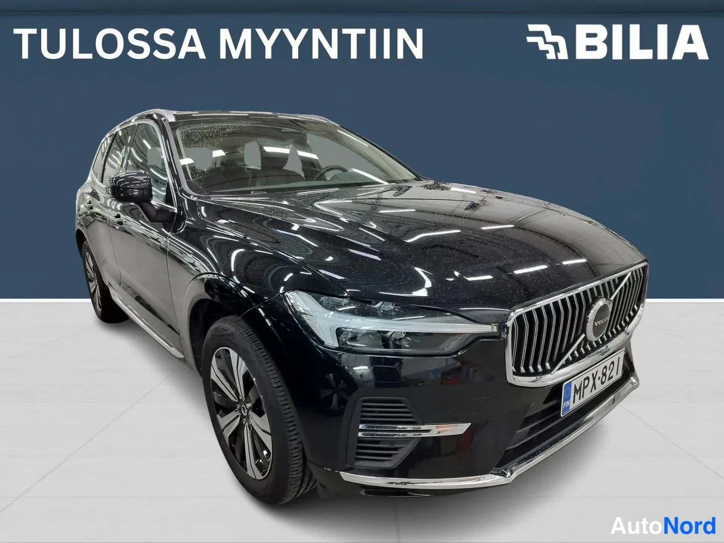 Musta Volvo XC60 2025, etuviisto, keula oikealle, kuva 2