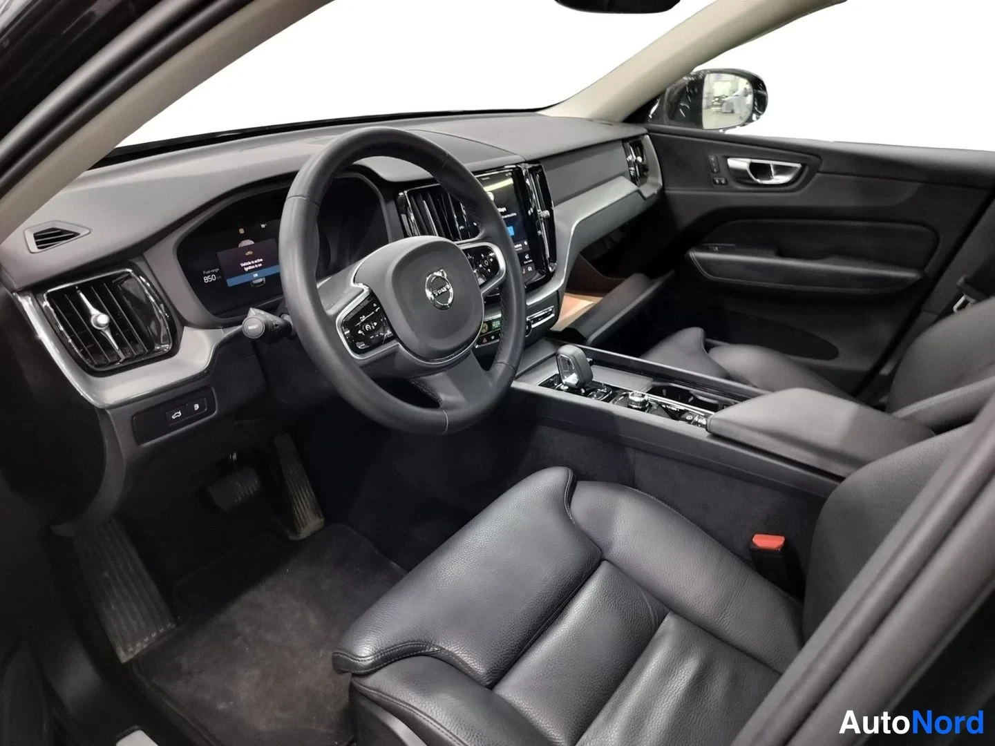 Musta Volvo XC60 2025, kuva 8