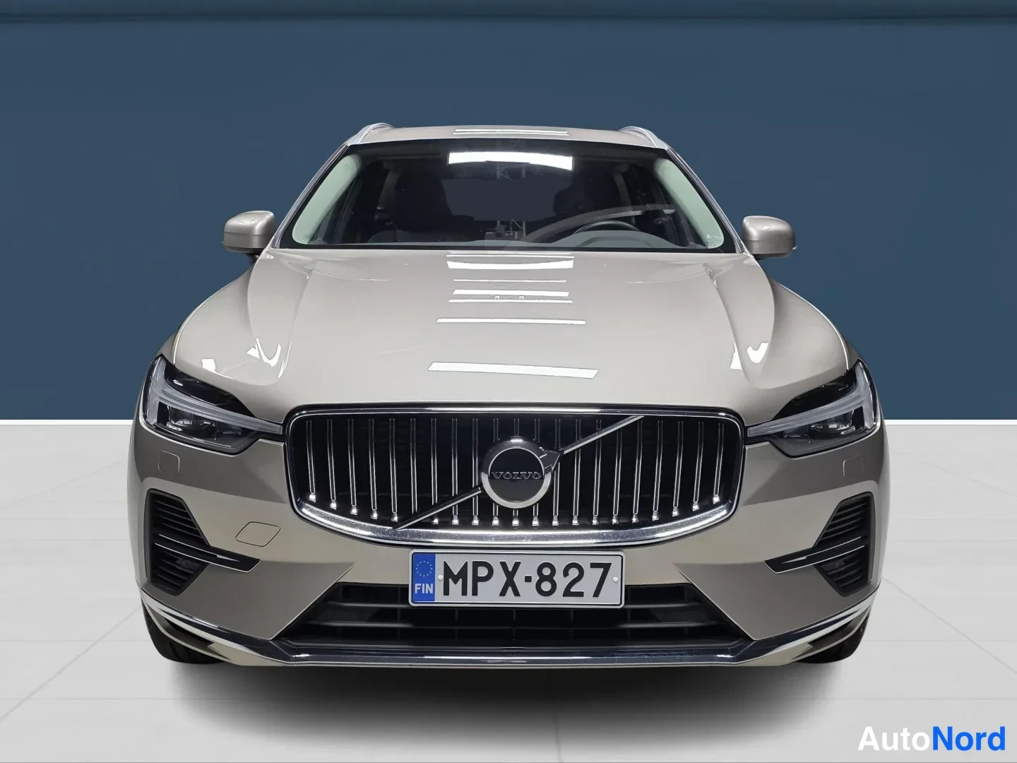 Ruskea Volvo XC60 2025, edestä, kuva 3