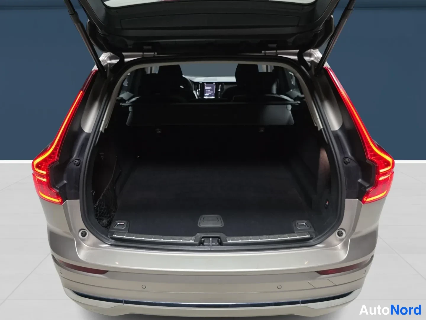 Ruskea Volvo XC60 2025, takaa, kuva 7