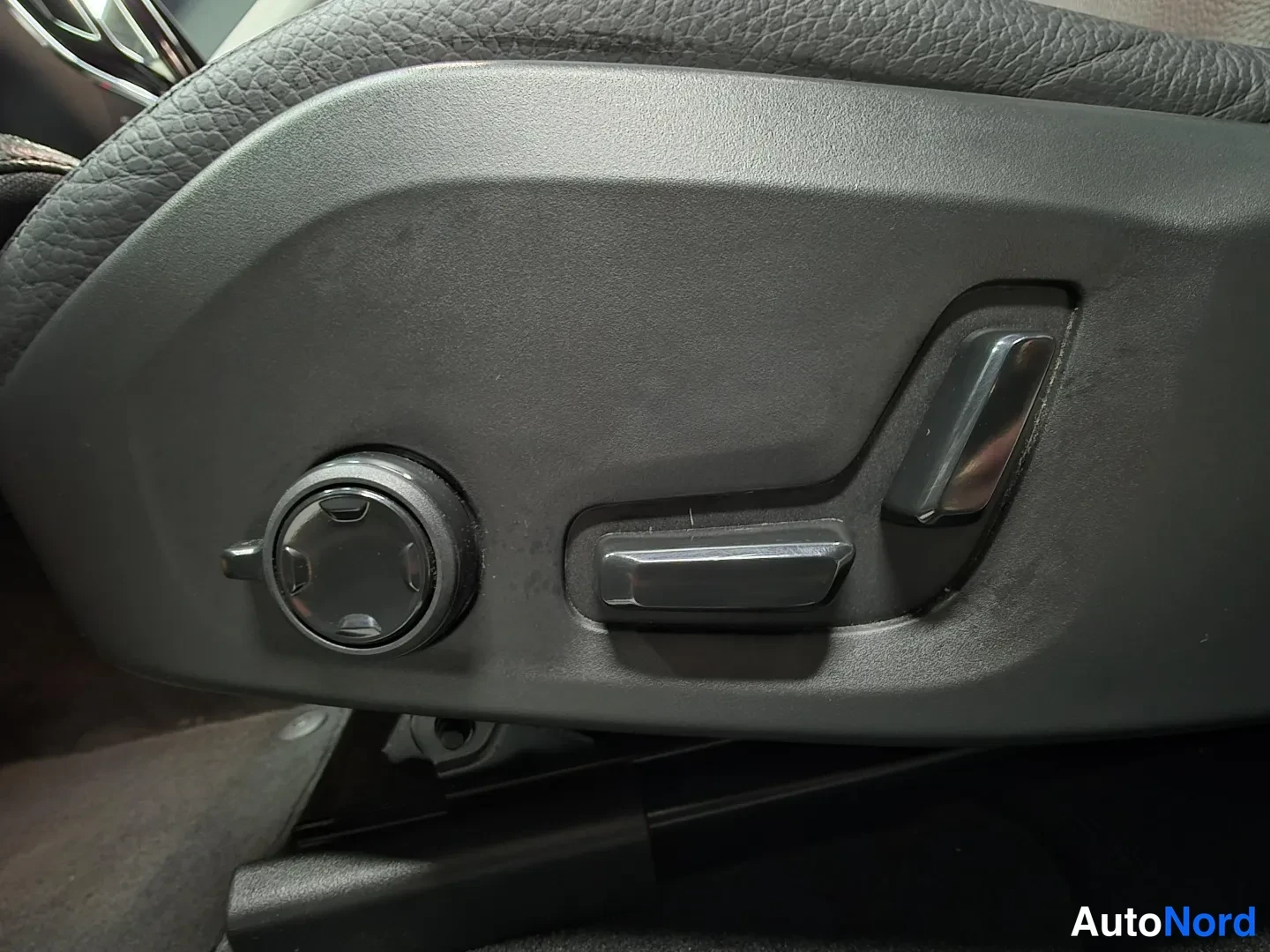 Ruskea Volvo XC60 2025, kuva 13