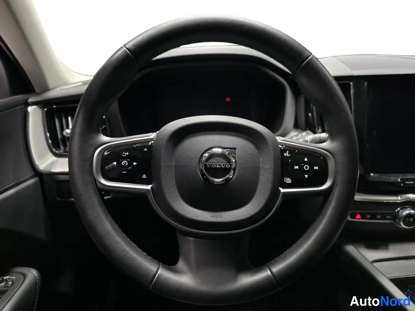 Ruskea Volvo XC60 2025, kuva 15