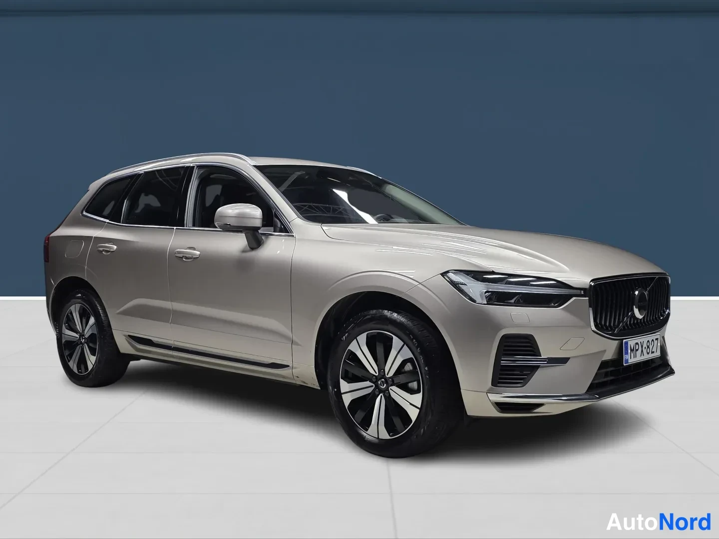 Ruskea Volvo XC60 2025, etuviisto, keula oikealle, kuva 2