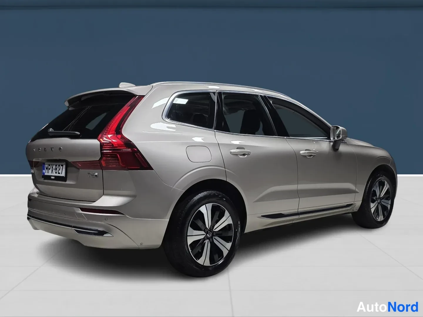 Ruskea Volvo XC60 2025, takaviisto, kuva 4