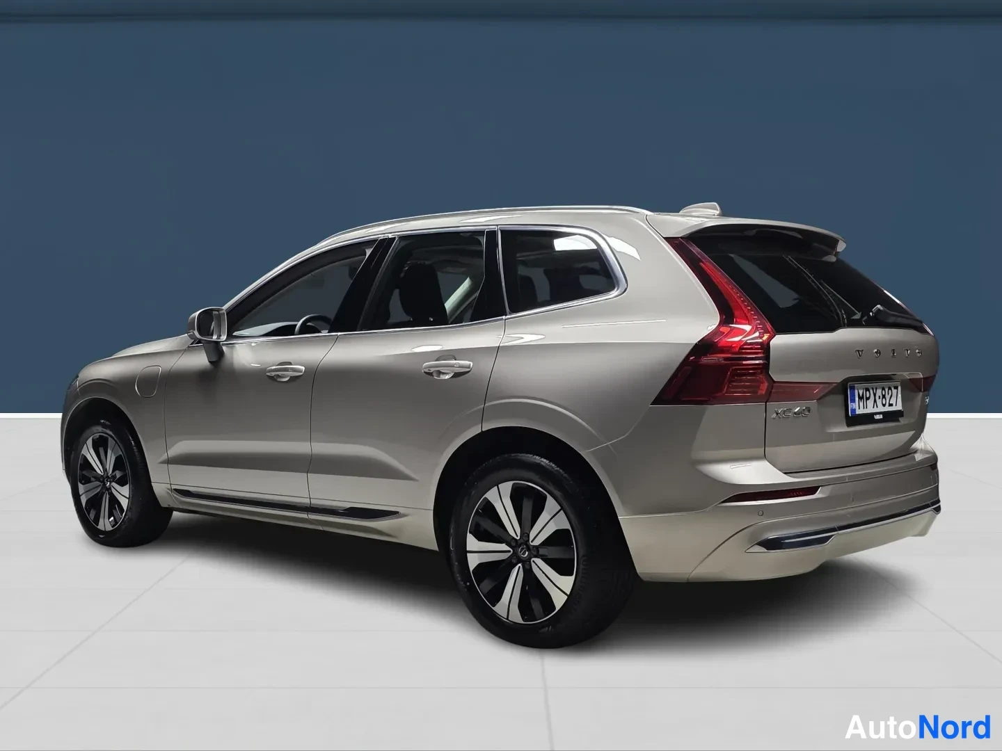 Ruskea Volvo XC60 2025, takaviisto, kuva 5