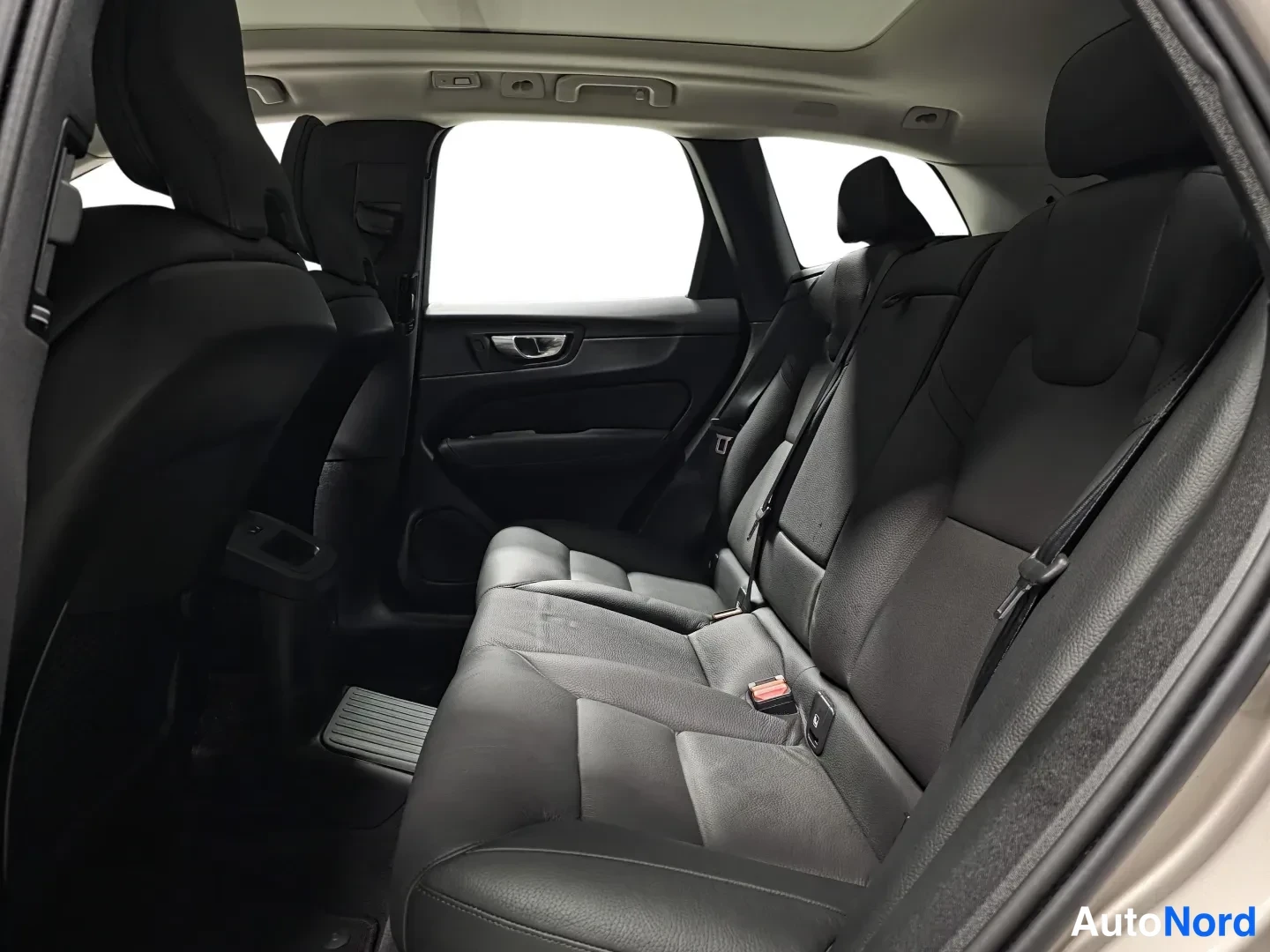 Ruskea Volvo XC60 2025, kuva 16