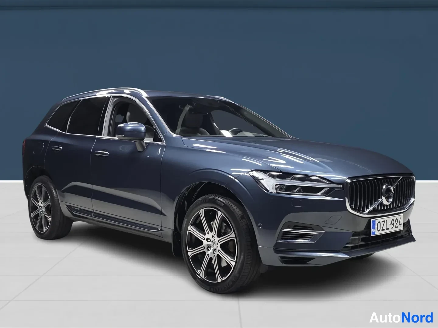 Blue Volvo XC60 2021, front three-quarter, nose to the right, photo 3