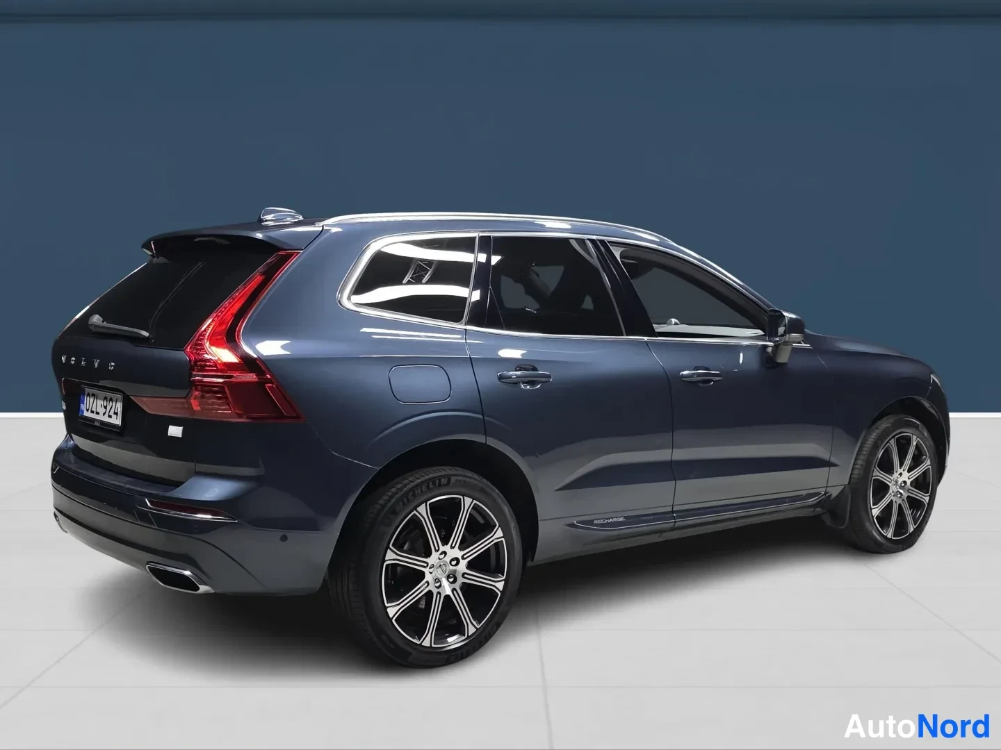 Blue Volvo XC60 2021, rear three-quarter, photo 5