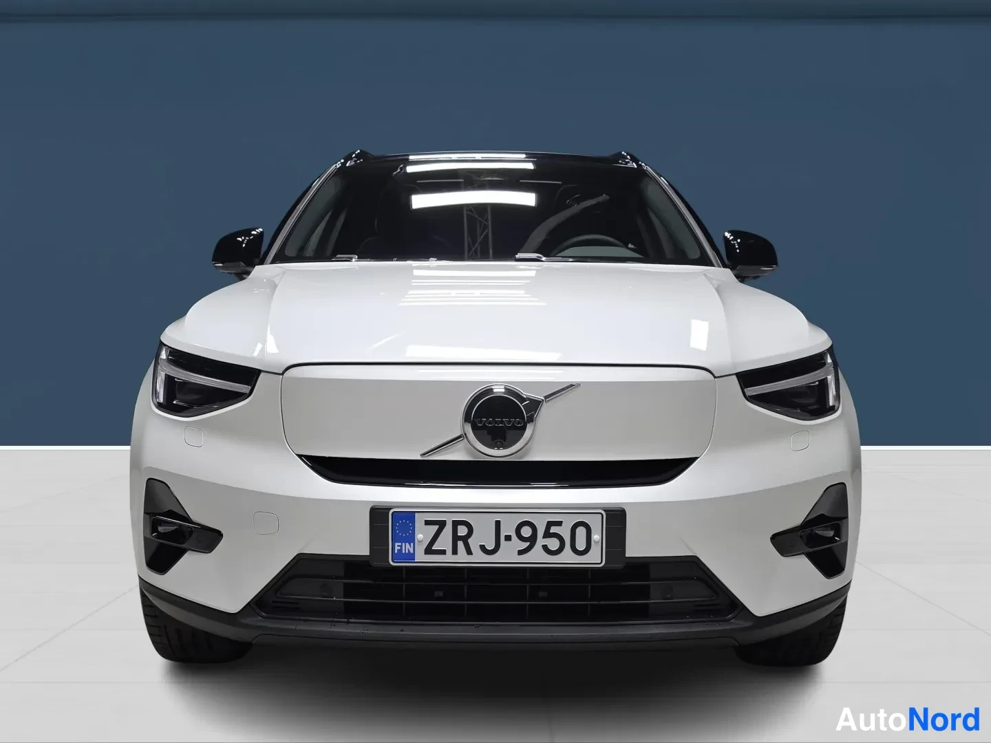 Valkoinen Volvo EX40 2026, edestä, kuva 3