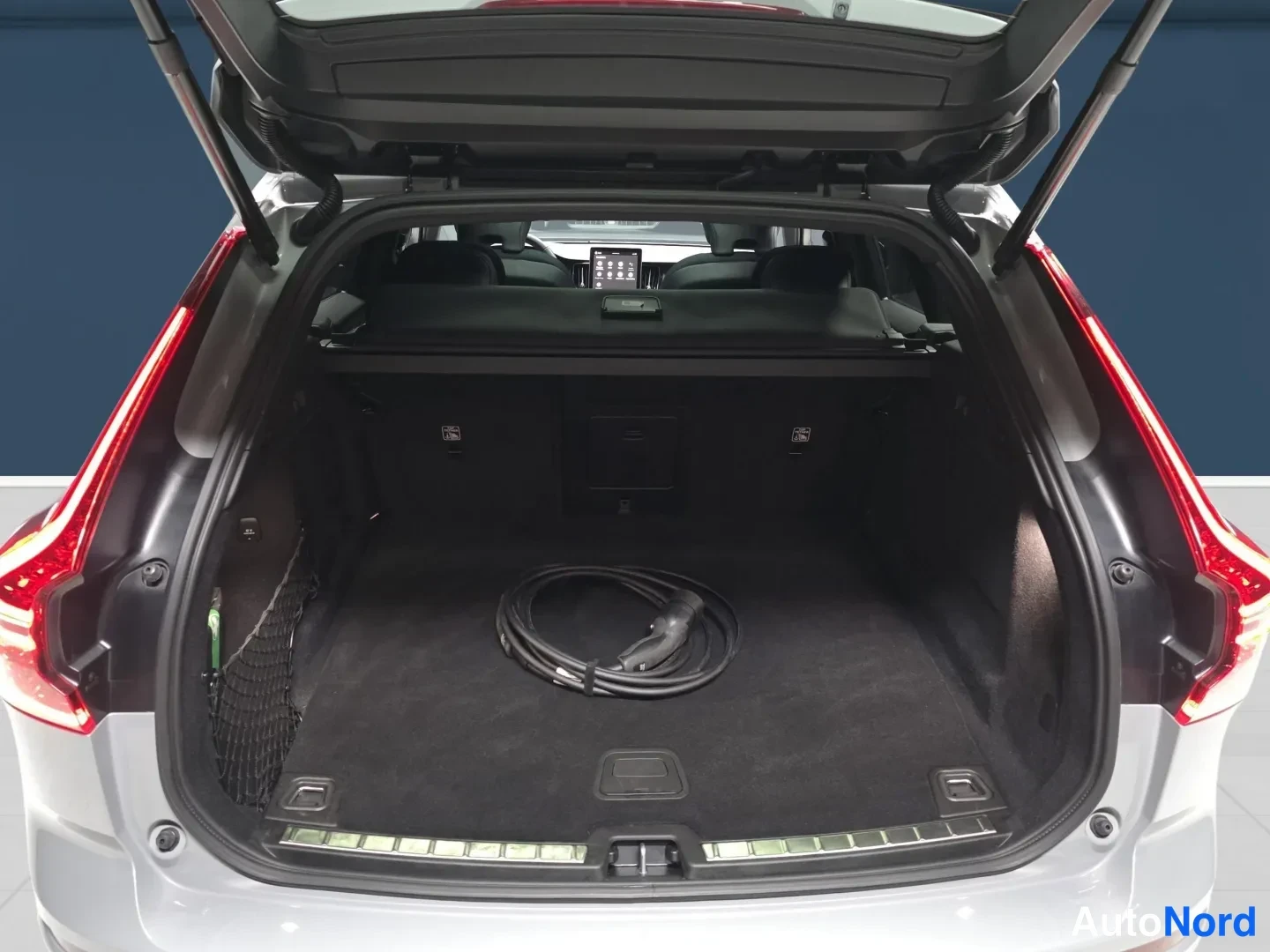 Harmaa Volvo XC60 2026, takaa, kuva 7