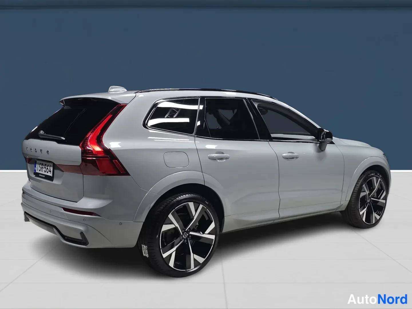 Harmaa Volvo XC60 2026, takaviisto, kuva 4