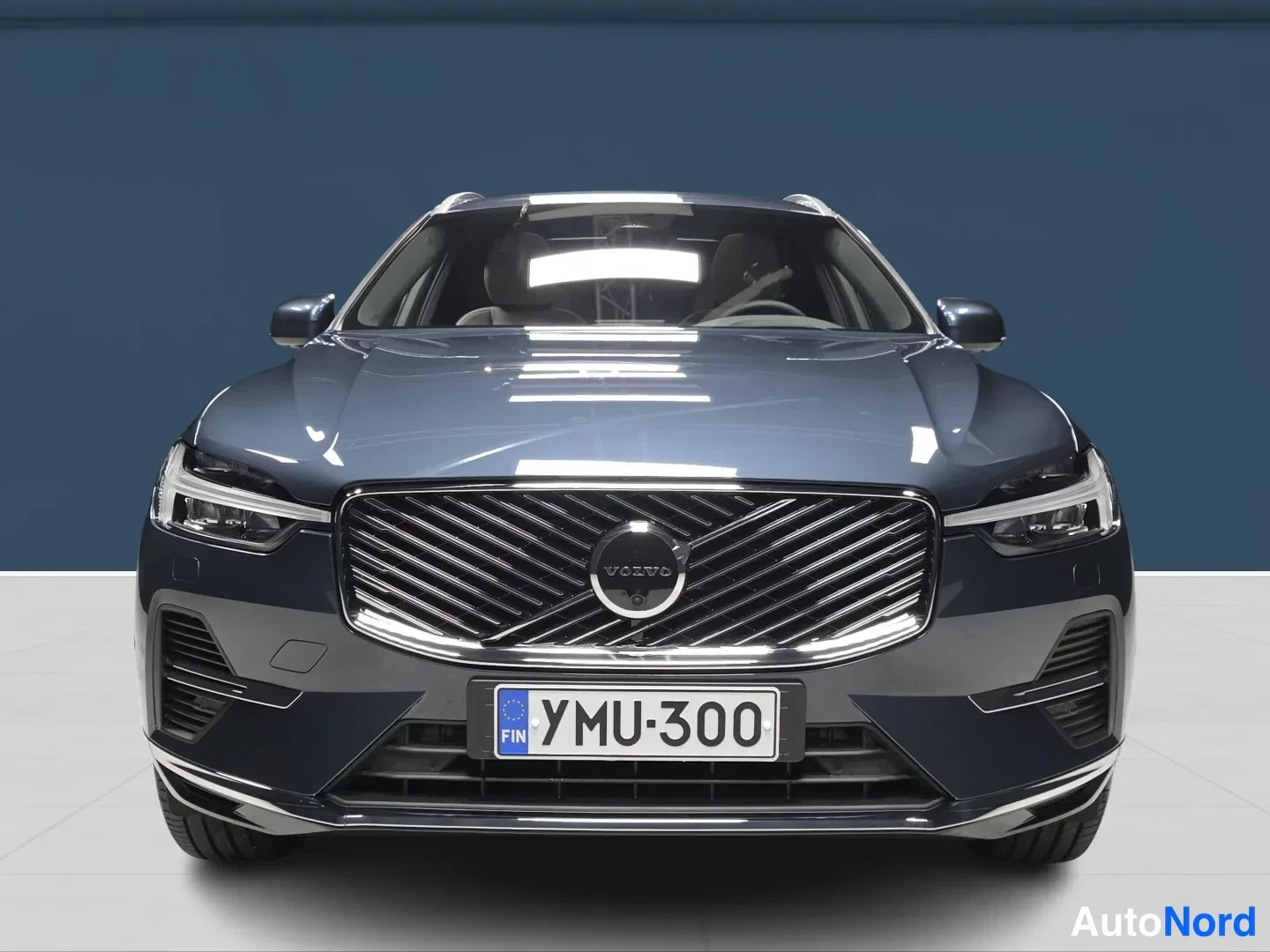 Sininen Volvo XC60 2027, edestä, kuva 3