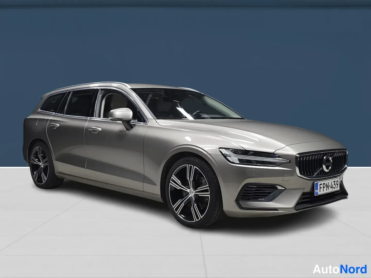 Grey Volvo V60 2021, front three-quarter, nose to the right, photo 2