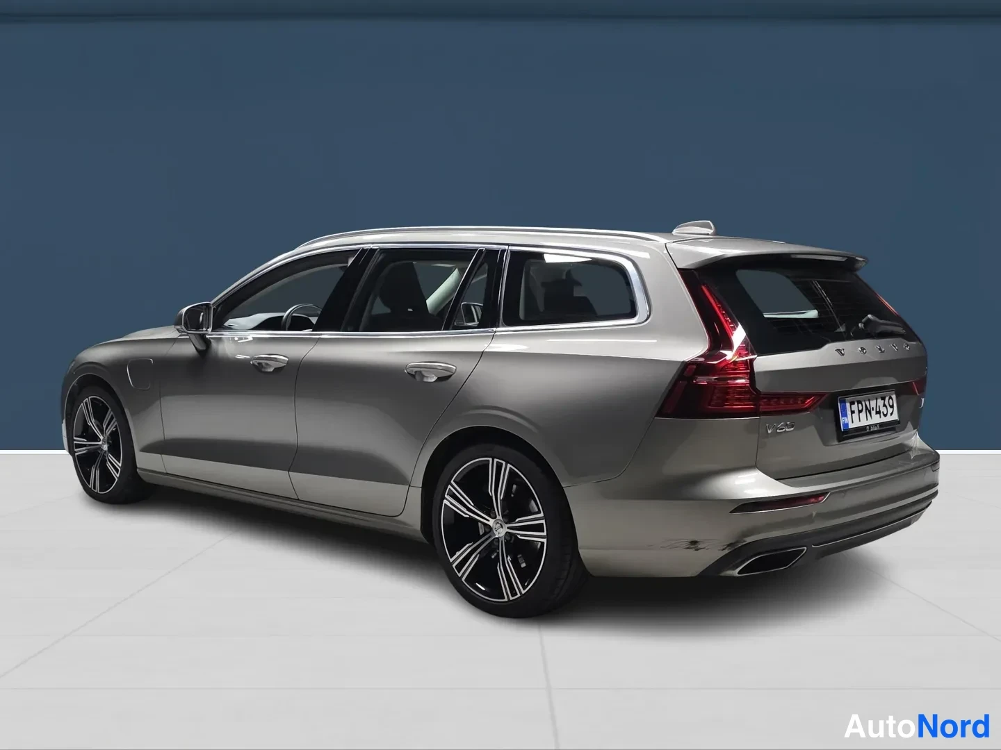 Grey Volvo V60 2021, rear three-quarter, photo 5