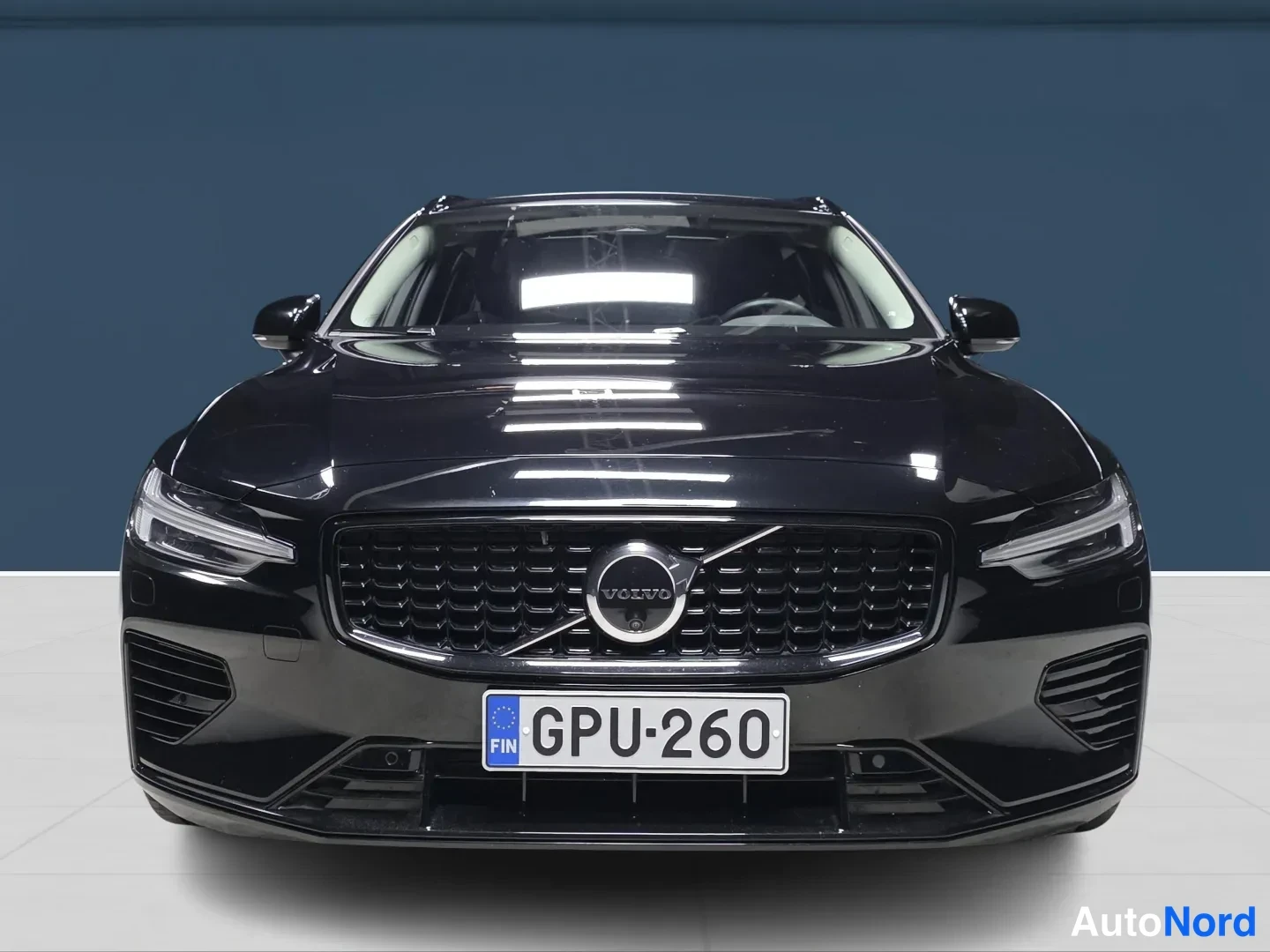 Black Volvo V60 2025, front, photo 3