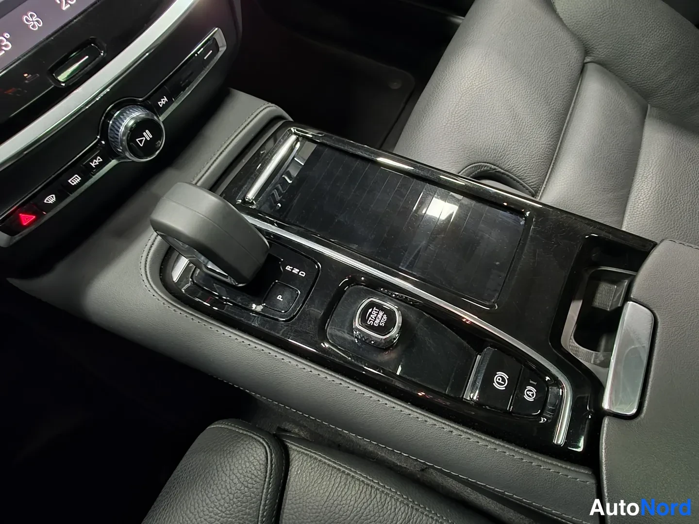 Black Volvo V60 2025, photo 14