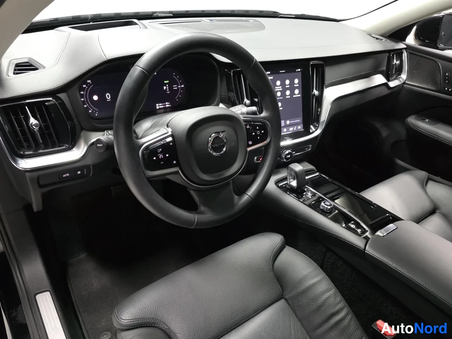 Black Volvo V60 2025, photo 9